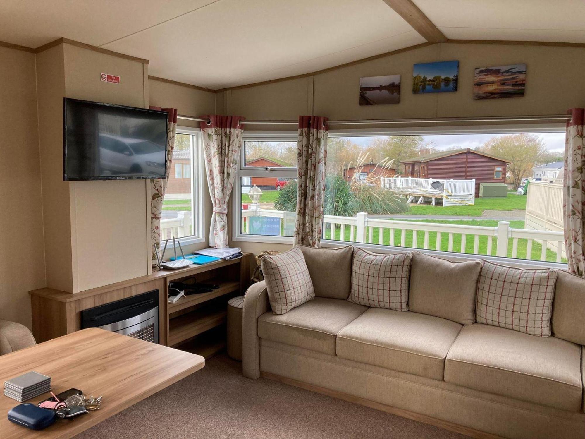 Lovely 6 Berth Caravan With Decking At Carlton Meres In Suffolk Ref 60058M サックスマンダム エクステリア 写真