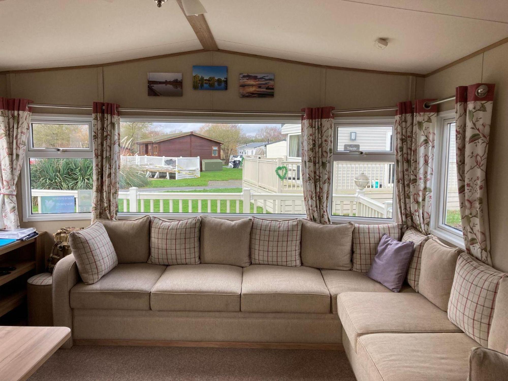 Lovely 6 Berth Caravan With Decking At Carlton Meres In Suffolk Ref 60058M サックスマンダム エクステリア 写真