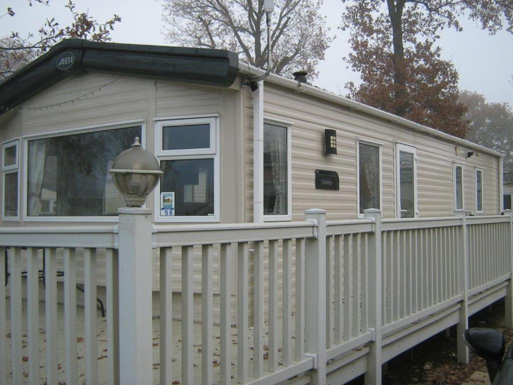 Lovely 6 Berth Caravan With Decking At Carlton Meres In Suffolk Ref 60058M サックスマンダム エクステリア 写真
