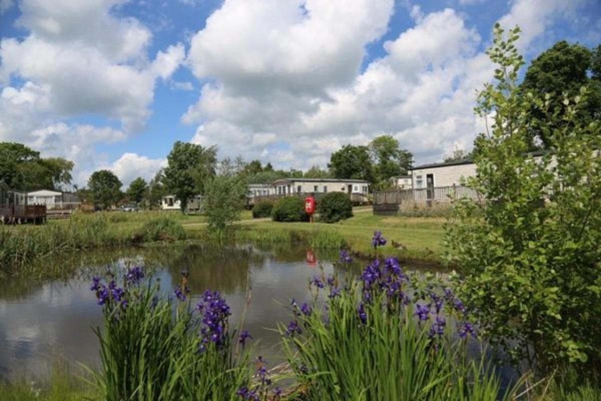 Lovely 6 Berth Caravan With Decking At Carlton Meres In Suffolk Ref 60058M サックスマンダム エクステリア 写真