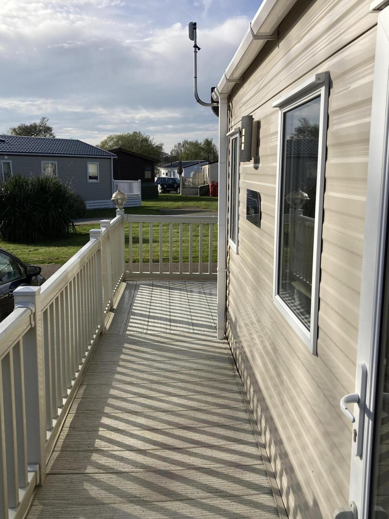 Lovely 6 Berth Caravan With Decking At Carlton Meres In Suffolk Ref 60058M サックスマンダム エクステリア 写真