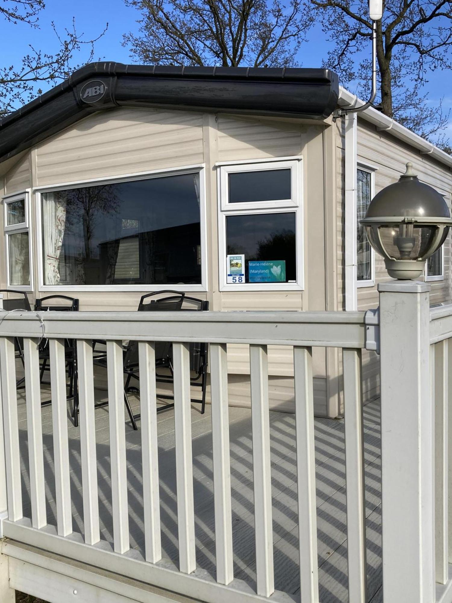 Lovely 6 Berth Caravan With Decking At Carlton Meres In Suffolk Ref 60058M サックスマンダム エクステリア 写真