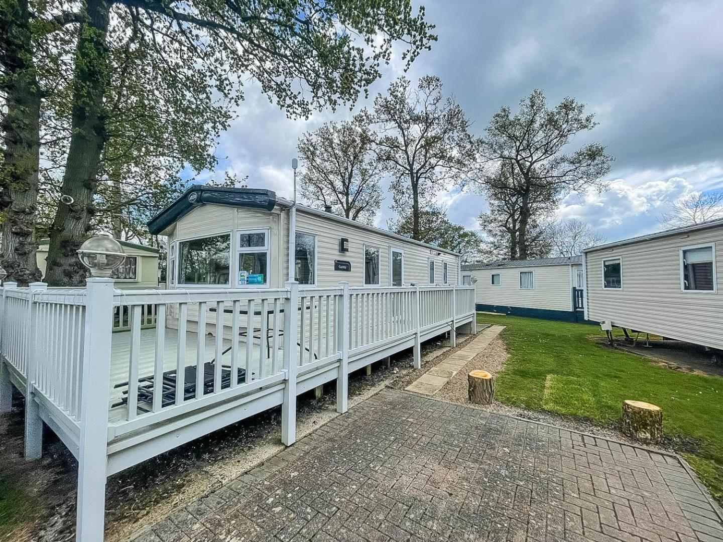 Lovely 6 Berth Caravan With Decking At Carlton Meres In Suffolk Ref 60058M サックスマンダム エクステリア 写真