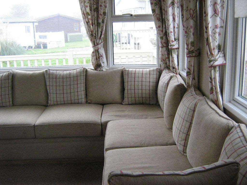 Lovely 6 Berth Caravan With Decking At Carlton Meres In Suffolk Ref 60058M サックスマンダム エクステリア 写真