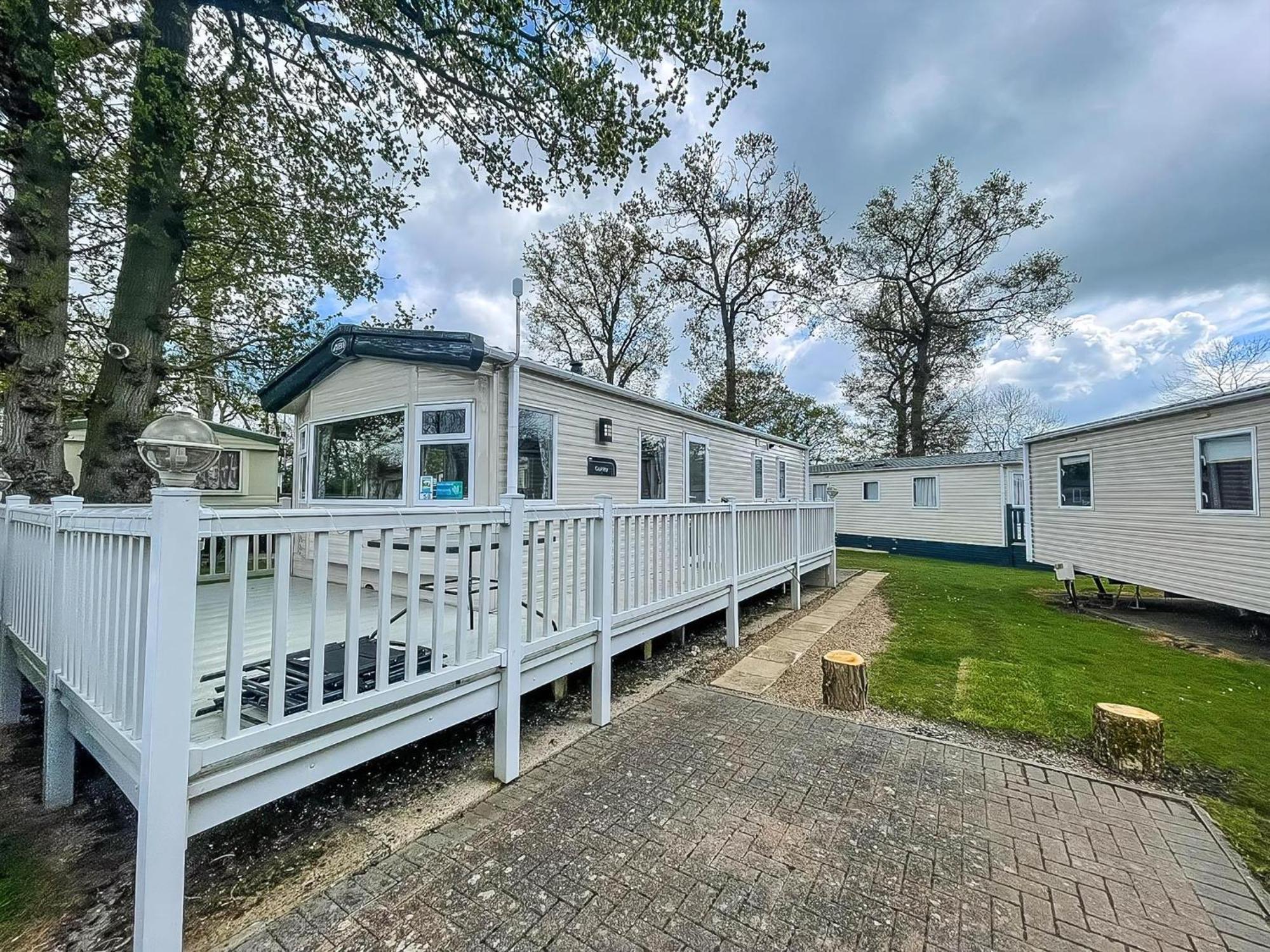 Lovely 6 Berth Caravan With Decking At Carlton Meres In Suffolk Ref 60058M サックスマンダム エクステリア 写真